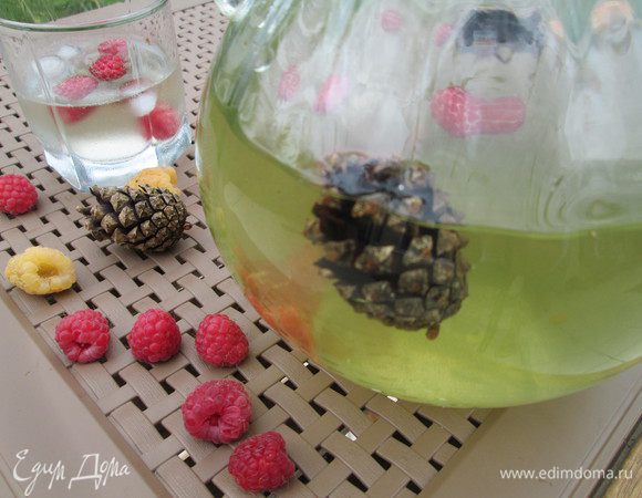 Нежные листики тархуна вместе со стеблем, дольками лайма уложим в кувшин, добавим сахар и помнем все вместе пестиком.