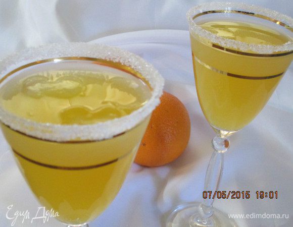 Снимите с цитрусовых цедру без  белого горького слоя.
Поместите цедру с сахаром в кастрюлю с водой и варите на медленном огне до растворения  сахара. Снимите кастрюлю с огня и дайте остыть.