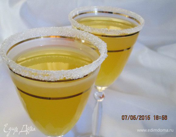 Выжимаем сок из всех цитрусов и сливаем в миску. Остывший отвар, процеживаем и смешиваем с цитрусовым соком. Перемешиваем и отправляем в холодильник. 

Смазываем ободок фужера яичным белком и окунаем бокал в тарелку с сахаром, чтобы ободок получился сахарный.

Разливаем оранжад по фужерам, бокалам, добавляем лед и подаем гостям! 