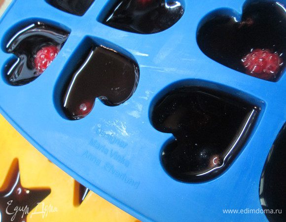 Полученную жидкость снять с огня, разлить в формочки для замораживания, остудить и убрать в морозильную камеру на 3-4 часа. В формочки перед замораживанием положить ягоды (малину, смородину, ежевику).
