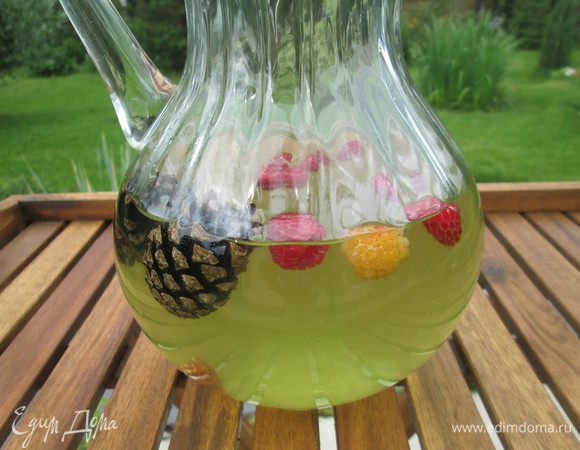 И последний штрих, добавляем шишки и даем напитку из тархуна настояться. Перед подачей добавьте кубики льда.