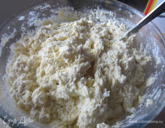 В миске смешиваем все ингредиенты и делим тесто на 2 части.