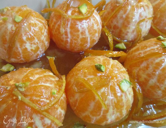 Мандарины очистить от кожуры, снимая по возможности всю пленочку. Уложить в жаропрочную форму. Цедру от 1-2 штук нарезать тонкой соломкой.