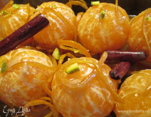 Добавить палочки корицы, цедру и готовить 5 минут. Снять с огня и добавить апельсиновый ликер, охладить.
