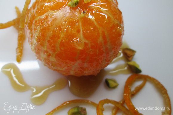 Влить карамельный сироп в форму с апельсинами,накрыть и убрать в холодильник на 3-5 часов. Перед подачей посыпать фисташками.