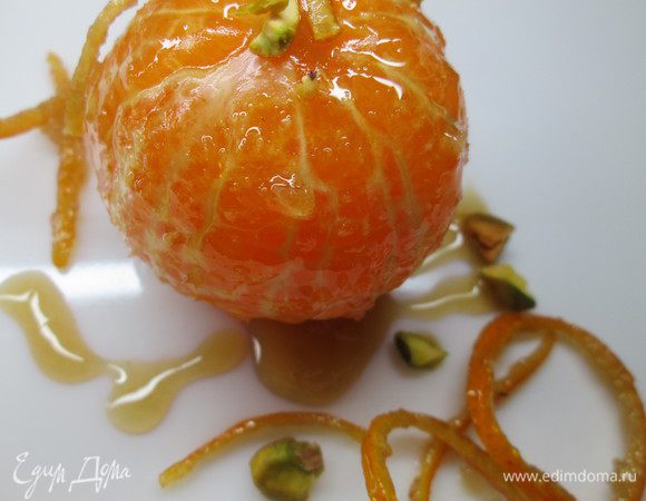 Влить карамельный сироп в форму с апельсинами,накрыть и убрать в холодильник на 3-5 часов.

Перед подачей посыпать фисташками.