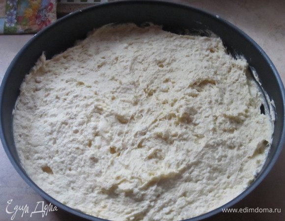 На дно формы выложить и разровнять одну часть теста.