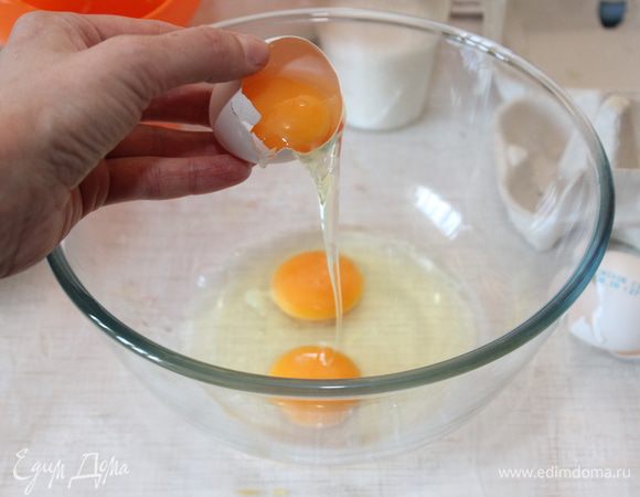 Яйца взбить с сахаром. 