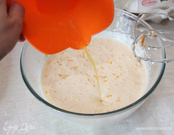 Добавить сок и цедру апельсина. Добавить оливковое масло, просеянную через сито муку и разрыхлитель. 
