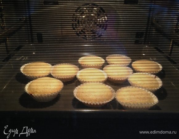 Замесить тесто, разложить тесто в формочки и убрать в холодильник на 30 минут. Это важно для того, чтобы они получились "с горкой". Если тесто не холодное в тот момент, когда вы ставите магдаленас в духовку, они или не поднимутся, или потом резко опадут. Духовку разогрет до 250 градусов. Перед выпечкой кексы посыпать сахаром, убрать жар духовки до 220 градусов и выпекать 14 минут. 