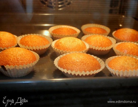 Можно сверху полить готовые маффины апельсиновым сиропом. А еще вместо пшеничной можно взять миндальную муку. Рекомендую. 