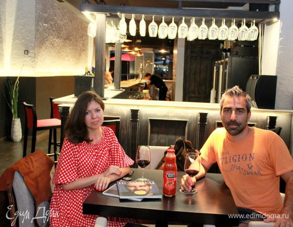 В "Crab's Burger" с Хорхе де Анхелем Молинером.