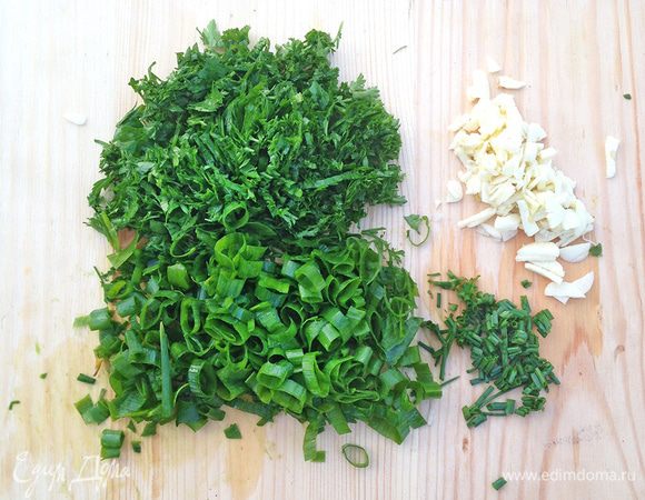 Зелень и чеснок мелко нарубаем.