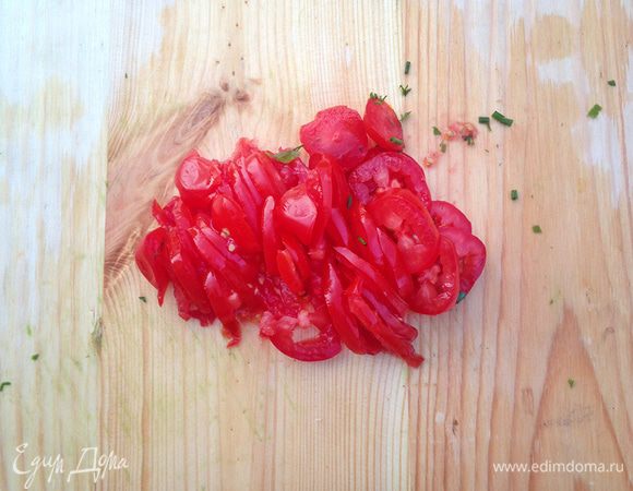 Помидоры нарезаем тонкими кружочками.