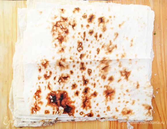 Лаваш нарезаем квадратами со стороной примерно 20 см.