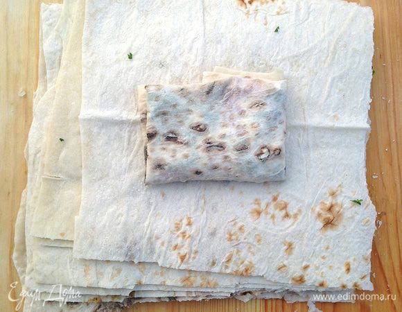 Складываем лаваш конвертиком.