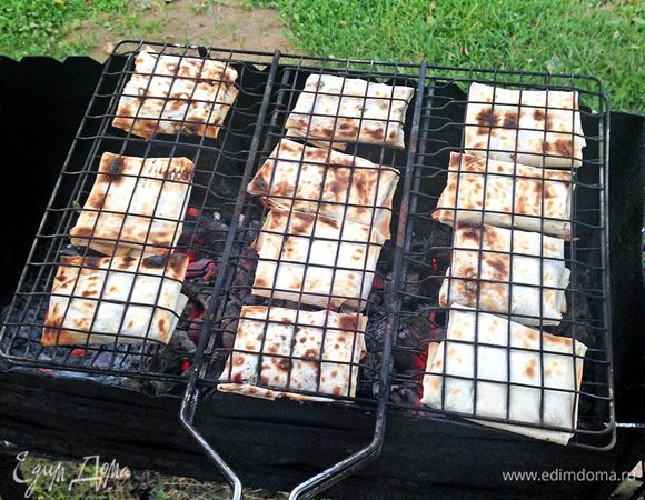 Укладываем на решетку и обжариваем на гриле или мангале по несколько минут с каждой стороны.