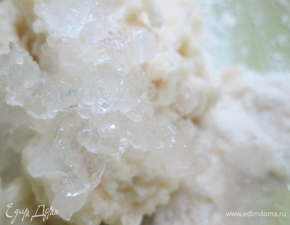 Приготовить кляр из крахмала, яйца, сахара, муки, соли и ледяной воды из колотого льда.
