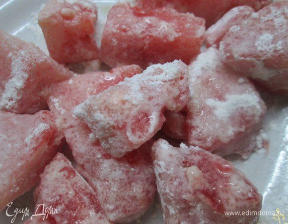 Нарезать мякоть арбуза мелкими дольками или кубиками и припудрить их крахмалом.