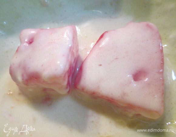 Поочередно опустить каждый кусочек в кляр и пожарить наши арбузные пончики во фритюре до золотистого цвета.
