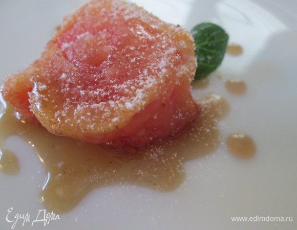 Вынимаем готовые кусочки арбуза из фритюра и подсушиваем их на бумажном полотенце, выкладываем на блюдо.  