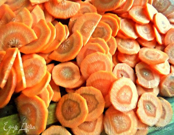 Морковь моем,чистим,делим на кружочки, а особи крупного диаметра - на полукруги.
