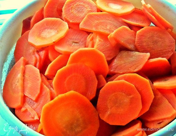 Сливаем морковную воду через сито.