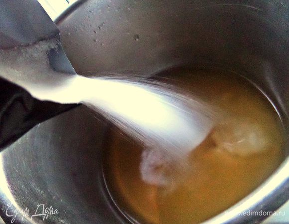 Отмеряем в кастрюлю с толстым дном 150-180 мл отвара и всыпаем сахар и ваниль. Поставим на минимальный огонь и перемешаем до растворения сахара.