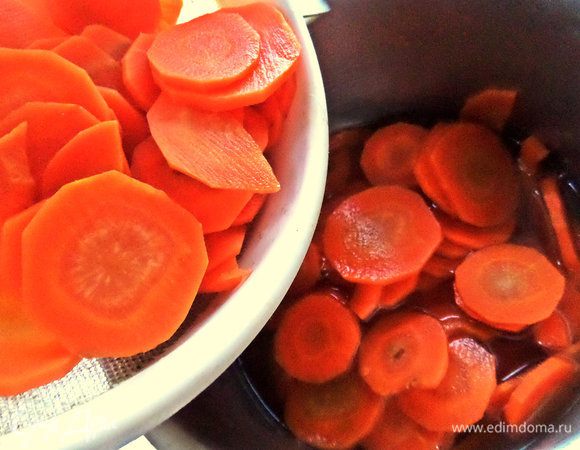 Туда же пересыпаем морковь.