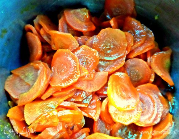 Уварить морковные кружочки до полупрозрачности и пока остаётся сироп в кастрюле, иногда перемешать... Это займёт пару часов. Без крышки!