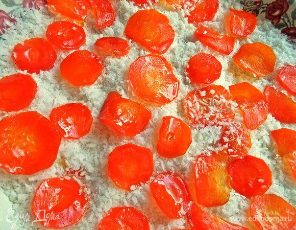 На большое блюдо или поднос насыпать густо кокосовую стружку (можно заменить ореховой крошкой) и аккуратно отделить на неё морковные кружочки. Или макать просто в меньшей ёмкости.