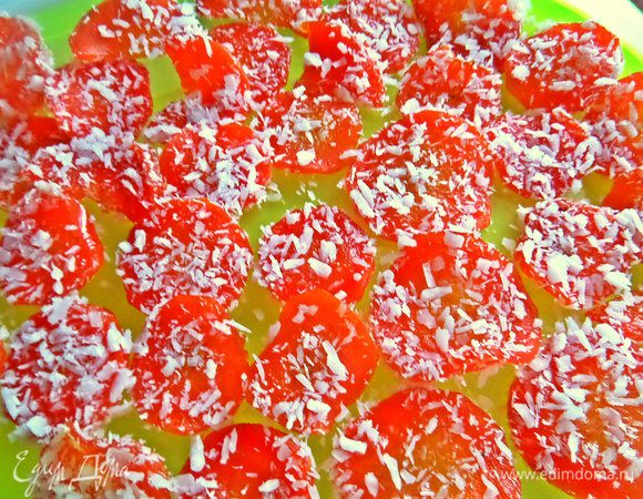 Перевернуть и обвалять с другой стороны каждый будущий цукат. Делаем без фанатизма,так как сироп отлично и так приклеивает к себе стружку!