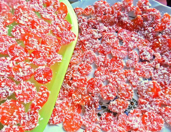 Оставить высыхать на сутки ровным слоем или подсушить в духовке на пергаменте.