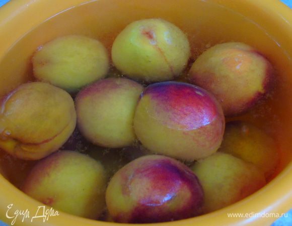 Персики помыть, залить кипятком и сразу же отправить в холодную воду.