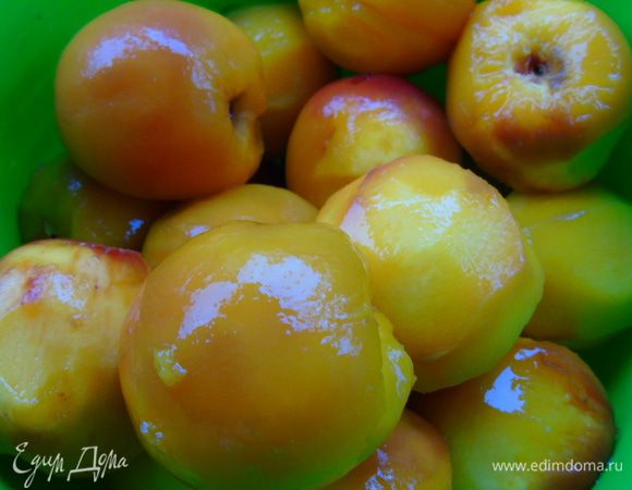 Снять с персиков кожицу.