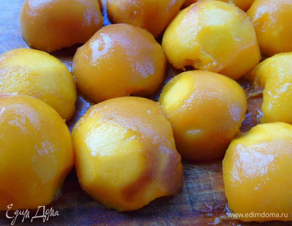 Разрезать на половину и вынуть косточку.