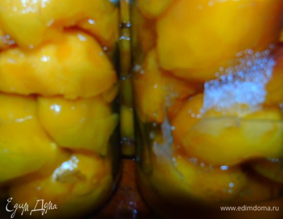 Сложить половинки персиков в банку пересыпая сахаром. Влить горячую воду (4 ст. л.).