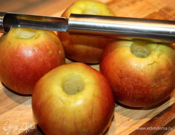 Яблоки вымыть и вытереть. Удаляем сердцевину при помощи специального ножа. Если такого нет в наличии, разрежьте яблоки пополам и вырежьте сердцевину обычным ножом.
