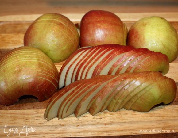 Разрезаем яблоки на две половинки и нарезаем на дольки, ка показано на фото.