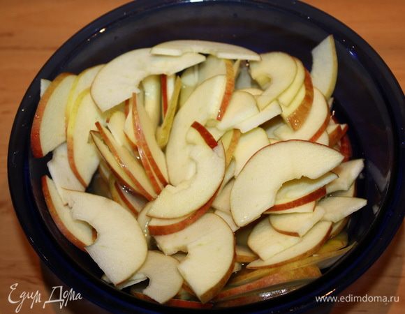 Перекладываем дольки яблок в стеклянную миску, которую можно ставить в микроволновую печь. Только что выжатый лимонный сок смешиваем с кипятком и заливаем яблоки. На 1 минуту ставим их в микроволновую печь, чтобы они стали мягким. Но не переварите их, а то они потеряют форму.