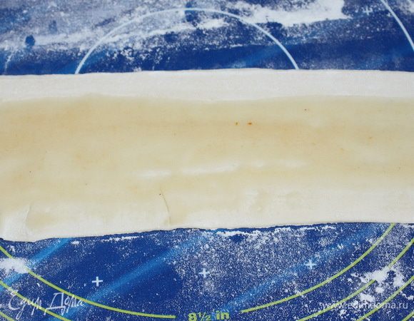 Тесто нарезаем на равные длинные кусочки. У меня получилось 7 штук. Каждый пласт теста смазываем 1 ст. л. абрикосового сиропа. 