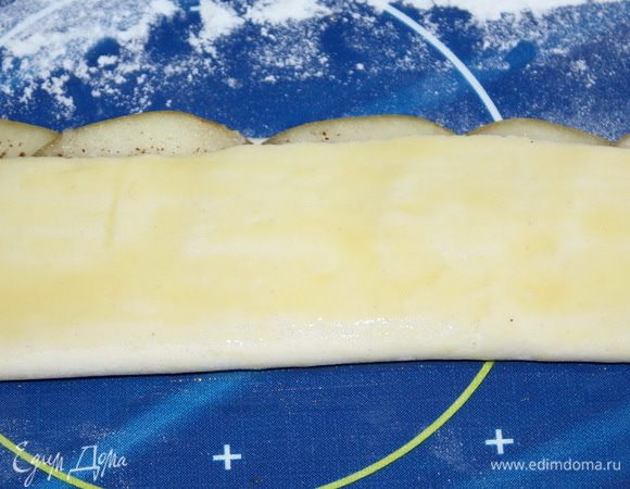 Поднимаем нижний слой теста и накрываем яблоки. Они должны немного выступать из теста.