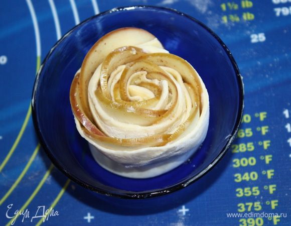 Сворачиваем розочку. Промазываем ее яйцом снаружи и ставим в жаропрочную форму для выпечки. Предварительно я вырезала из пергамента кружки и застелила ими дно формочек, чтобы избежать прилипания.