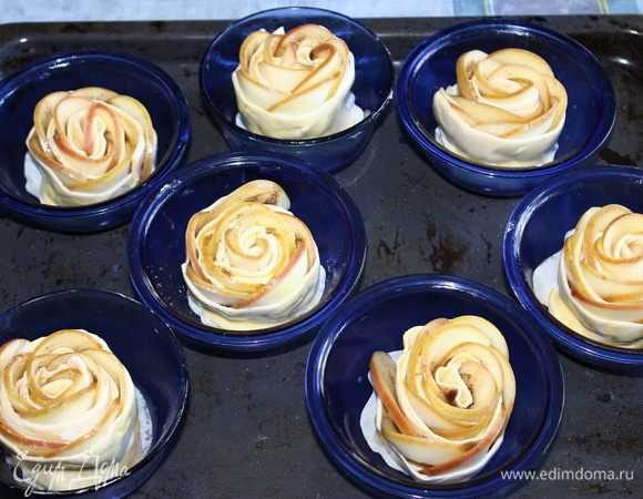 Ставим розочки в духовку при температуре 180 градусов на 20-25 минут.