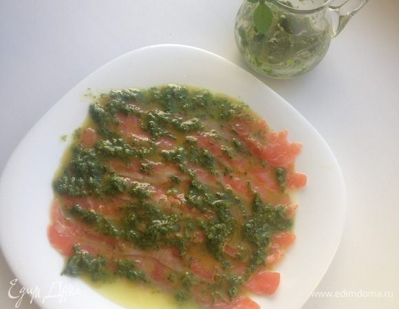 Приготовить соус песто из мяты, орешков и оливкового масла. Полить карпаччо соусом.