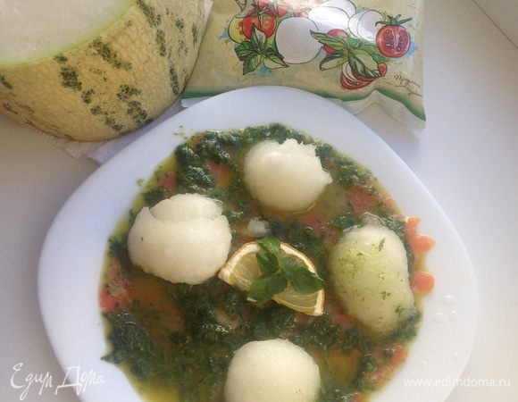 Сделать шарики из дыни и выложить их сверху на карпаччо и добавить сверху шарики моцареллы и дольку лимона.