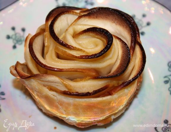 Готовые розочки сразу доставать из формочек не следует. Даем им полностью остыть и извлекаем их на сервировочное блюдо.