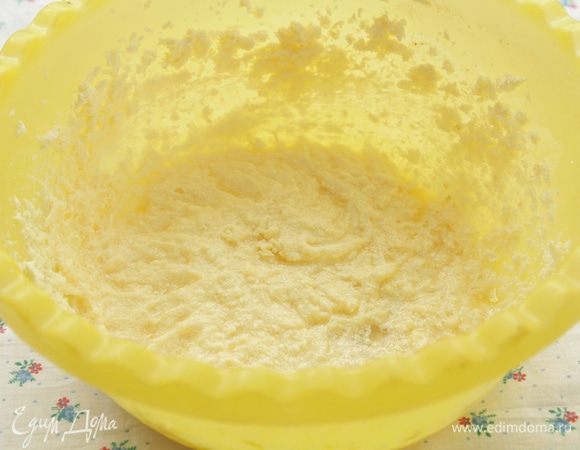 Взбить 100 г масла с белым сахаром. Добавить яйцо, взбить.