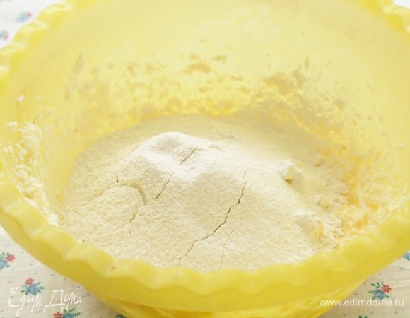 Смешать оба вида муки с разрыхлителем и солью, всыпать в масляную смесь, перемешать.
