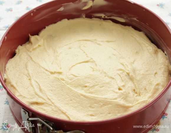 Вылить тесто на персики. Выпекать при 180С, 45 минут.

